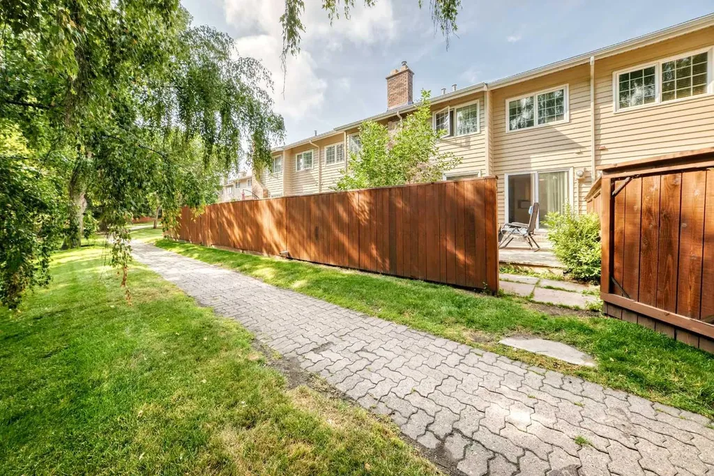 371 Point Mckay Gardens NW Calgary AB T3B 5C1