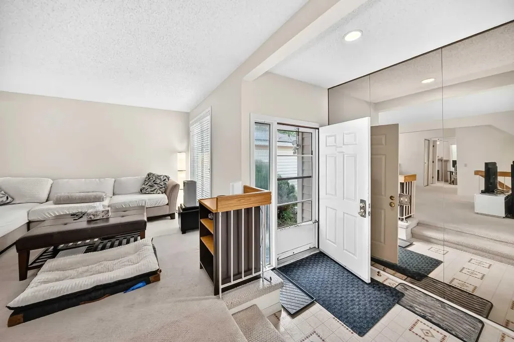 371 Point Mckay Gardens NW Calgary AB T3B 5C1