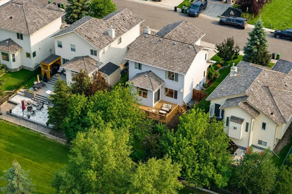 1115 Woodside Way NW Airdrie AB T4B2S3
