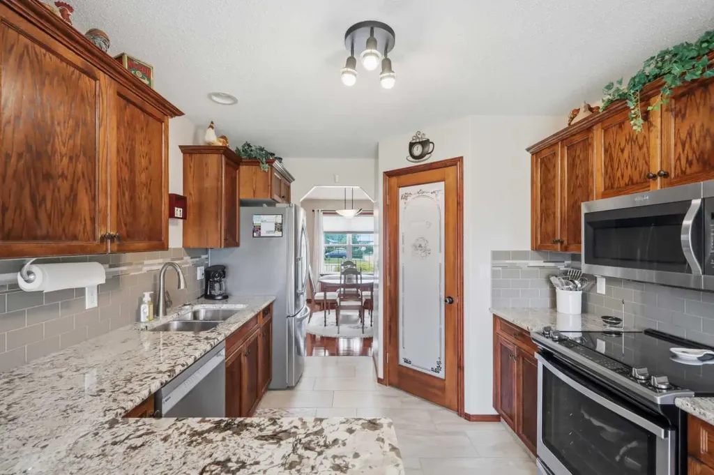 6026 47 Street Innisfail AB T4G 1L3