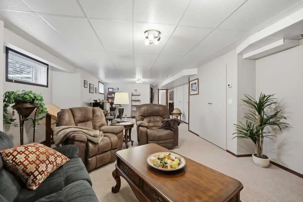 6026 47 Street Innisfail AB T4G 1L3