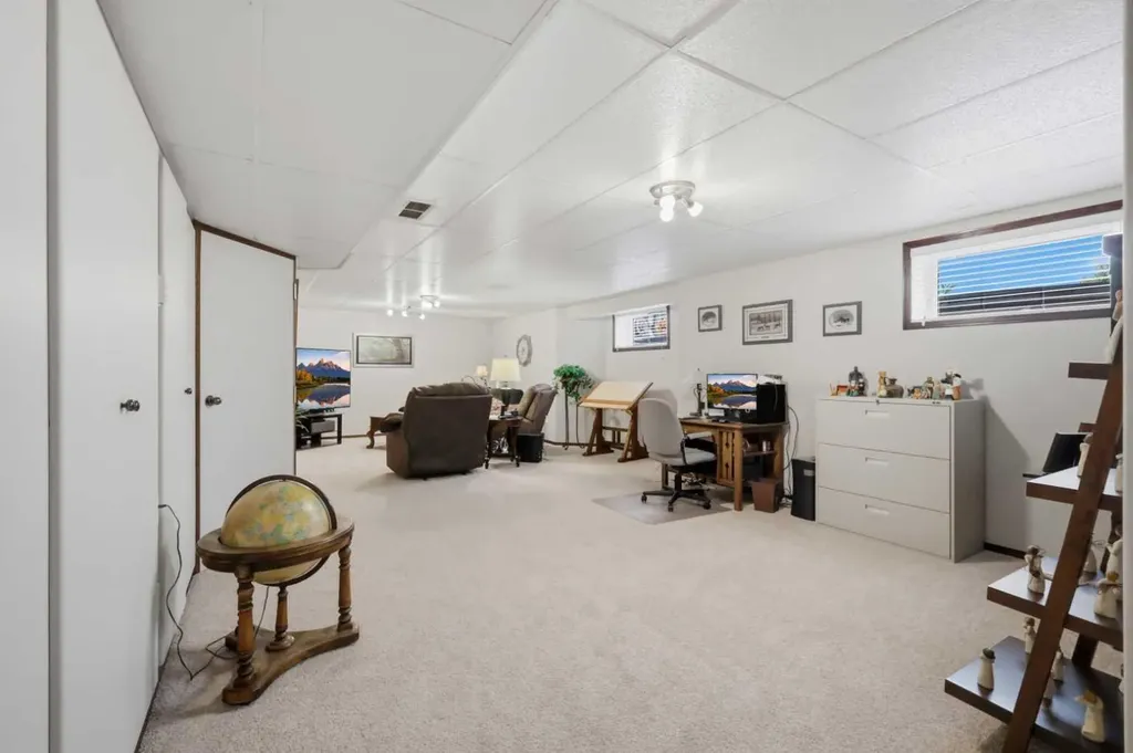 6026 47 Street Innisfail AB T4G 1L3