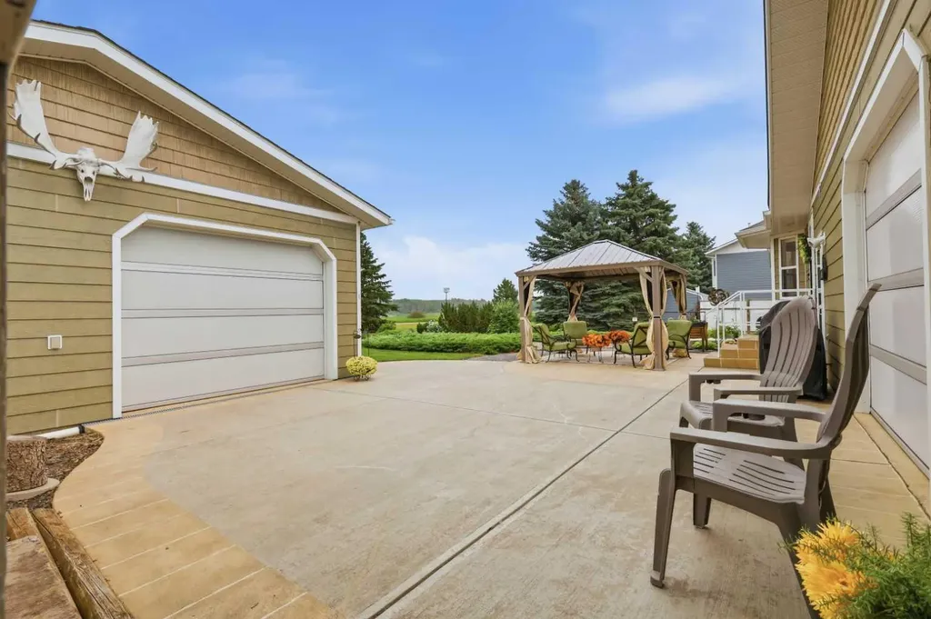 6026 47 Street Innisfail AB T4G 1L3