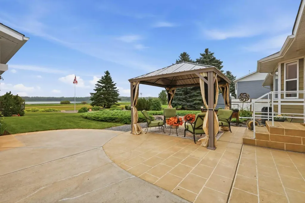 6026 47 Street Innisfail AB T4G 1L3