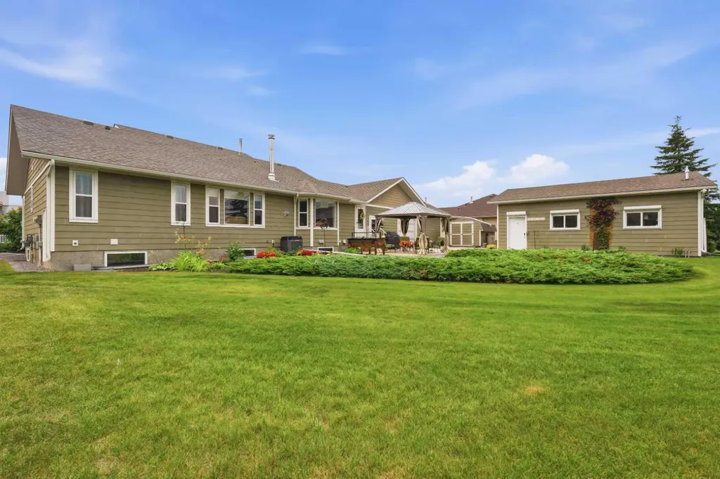 6026 47 Street Innisfail AB T4G 1L3