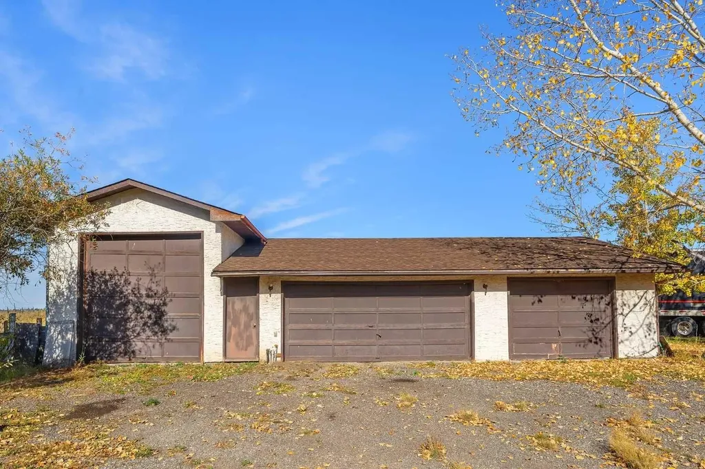 280158 Township Road 240 Chestermere AB T1X 0K5