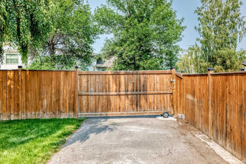2509 Douglas Woods Link SE Calgary AB T2Z 1L3