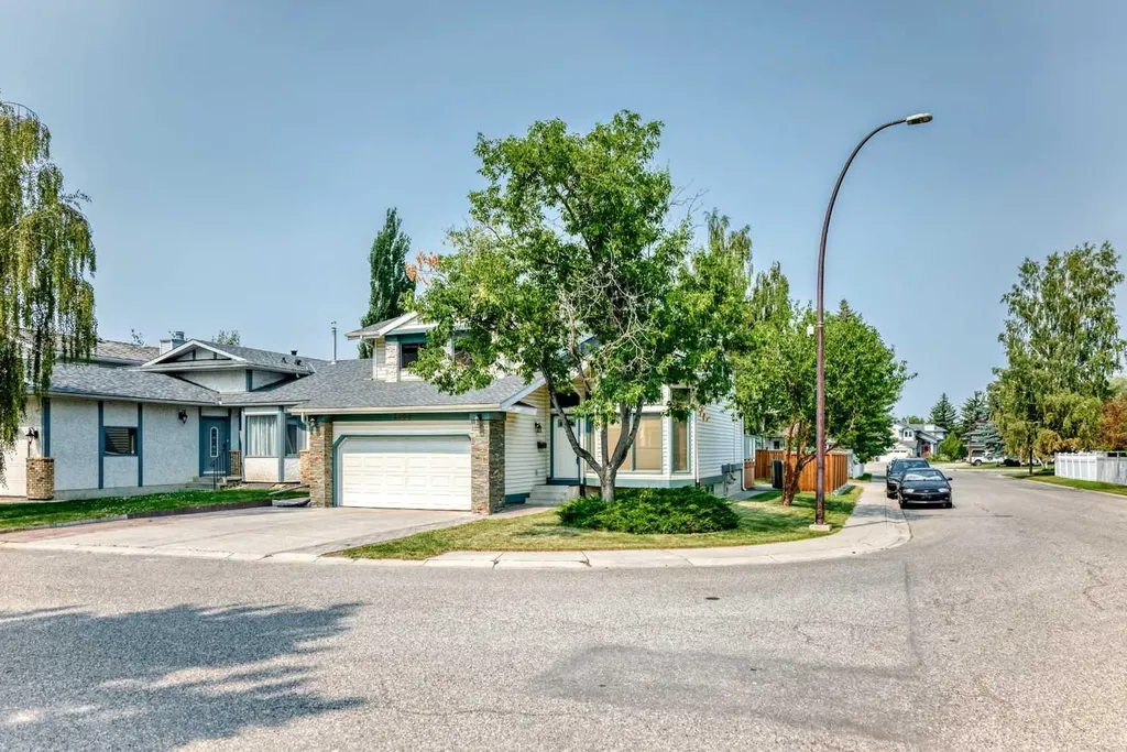 2509 Douglas Woods Link SE Calgary AB T2Z 1L3