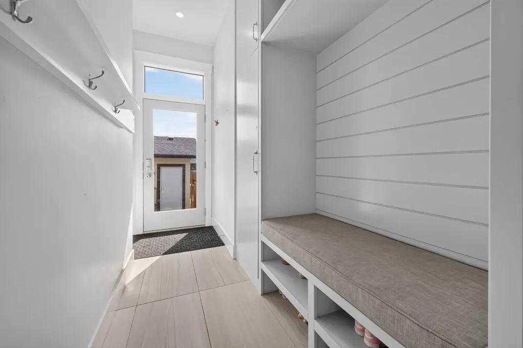 1704 26a Street Calgary AB T3C1L1