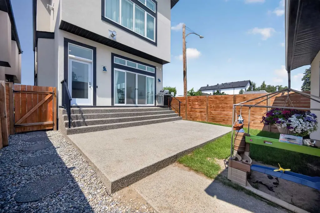 1704 26a Street Calgary AB T3C1L1