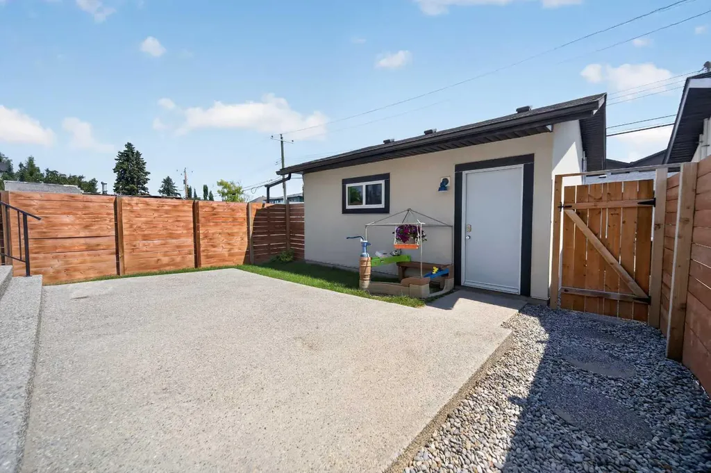 1704 26a Street Calgary AB T3C1L1