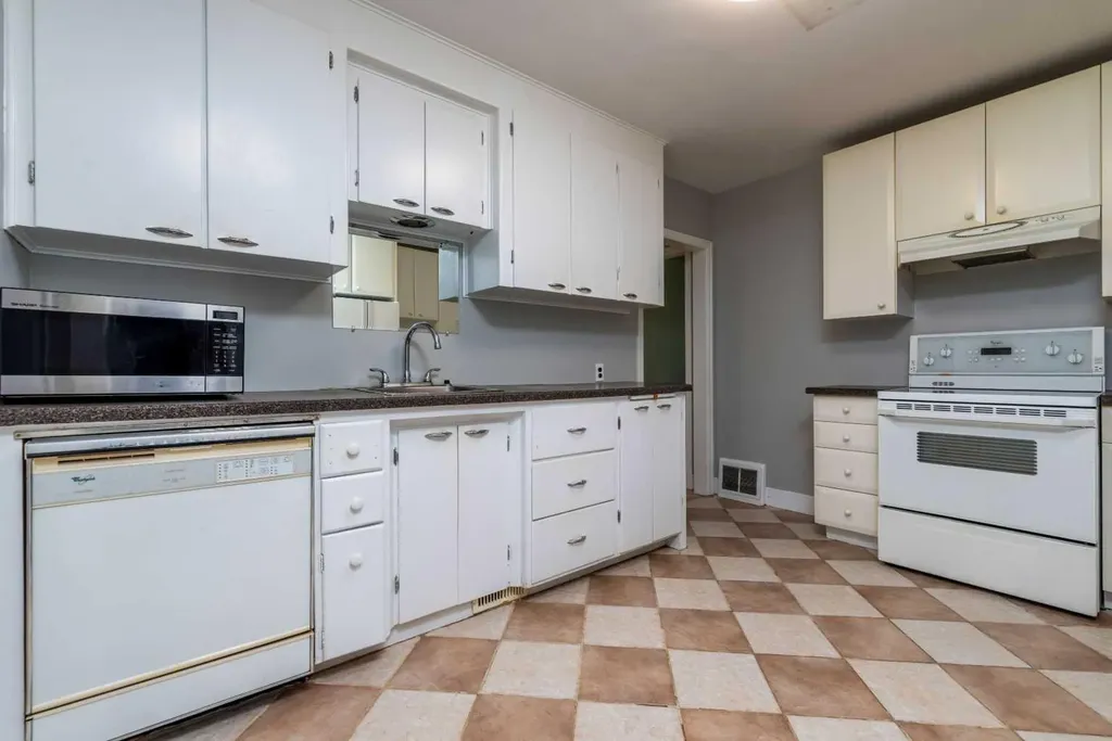 5213 48 Street Lloydminster AB T9V 0J2