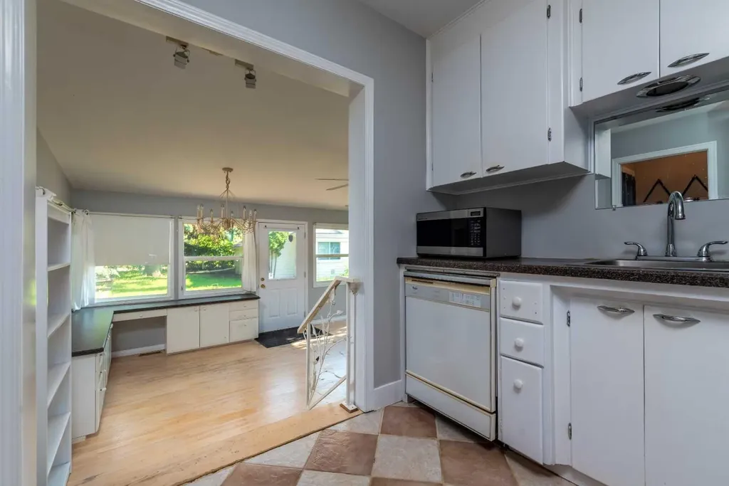 5213 48 Street Lloydminster AB T9V 0J2