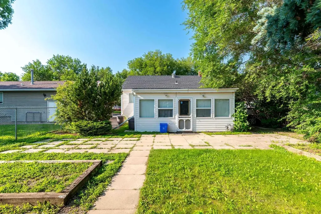 5213 48 Street Lloydminster AB T9V 0J2