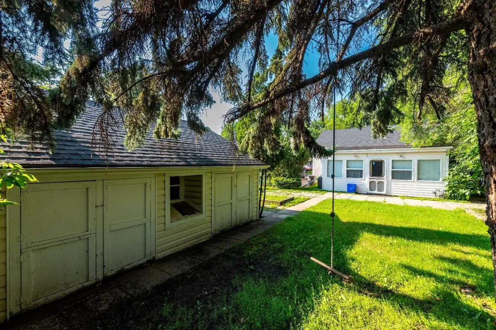 5213 48 Street Lloydminster AB T9V 0J2