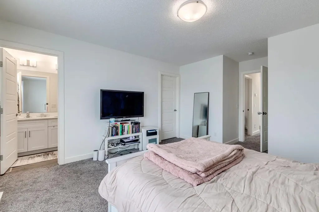24 Corner Meadows Park NE Calgary AB T3N 1B8