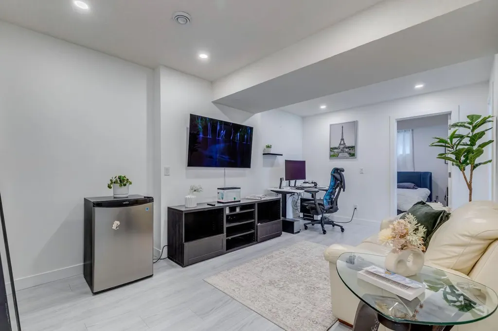 24 Corner Meadows Park NE Calgary AB T3N 1B8
