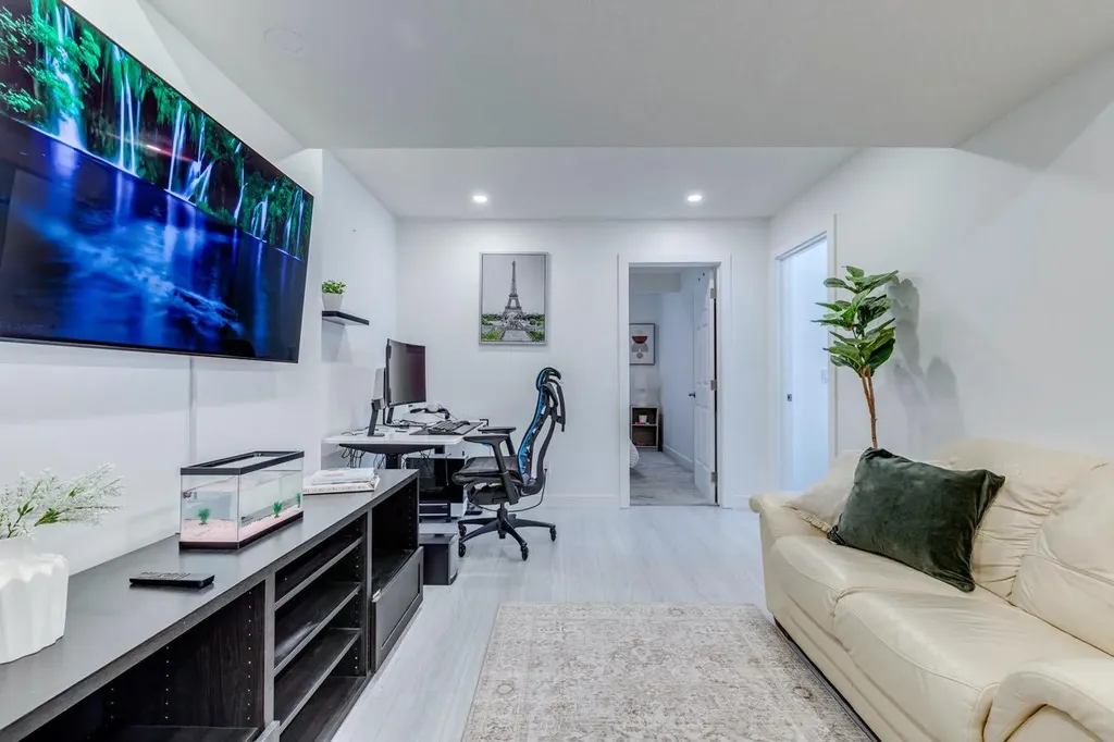 24 Corner Meadows Park NE Calgary AB T3N 1B8