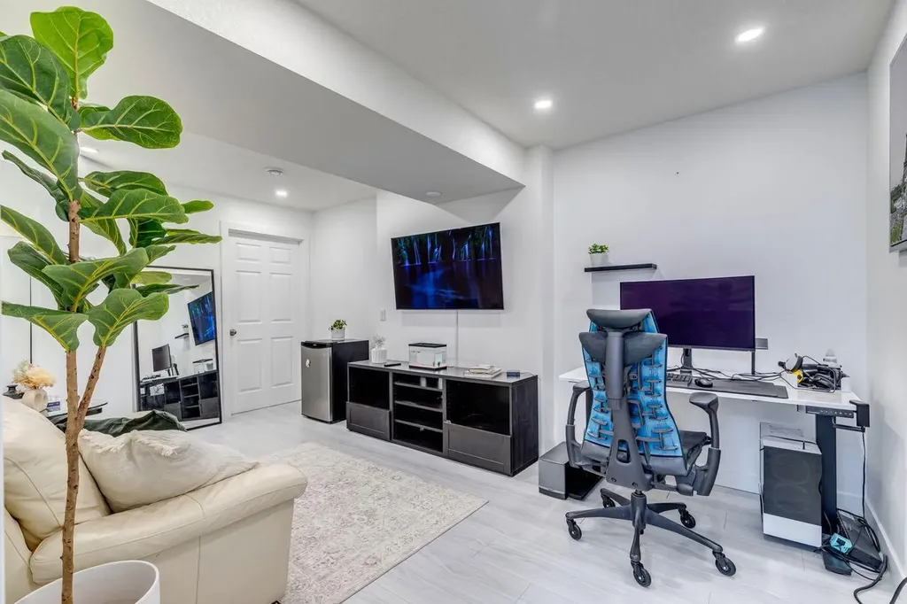 24 Corner Meadows Park NE Calgary AB T3N 1B8