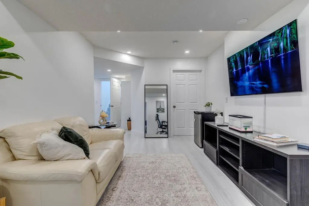 24 Corner Meadows Park NE Calgary AB T3N 1B8