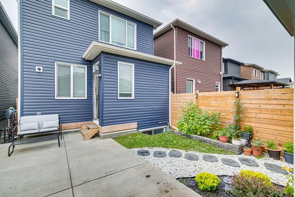 24 Corner Meadows Park NE Calgary AB T3N 1B8