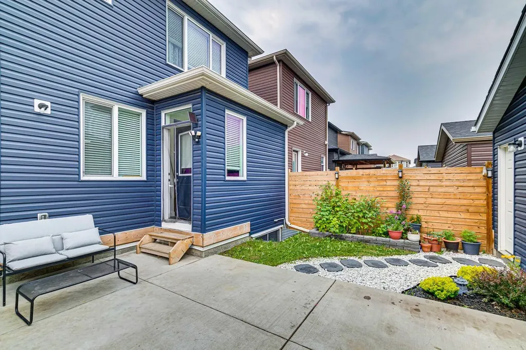 24 Corner Meadows Park NE Calgary AB T3N 1B8