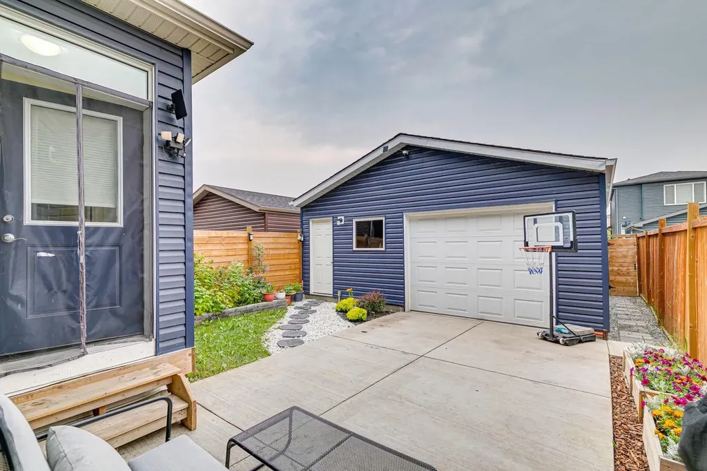 24 Corner Meadows Park NE Calgary AB T3N 1B8