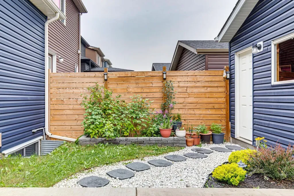 24 Corner Meadows Park NE Calgary AB T3N 1B8