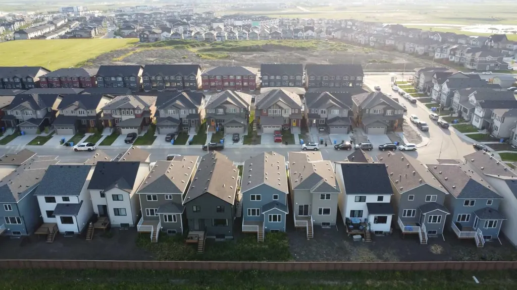 143 Belvedere Crescent SE Calgary AB T2A7Y5