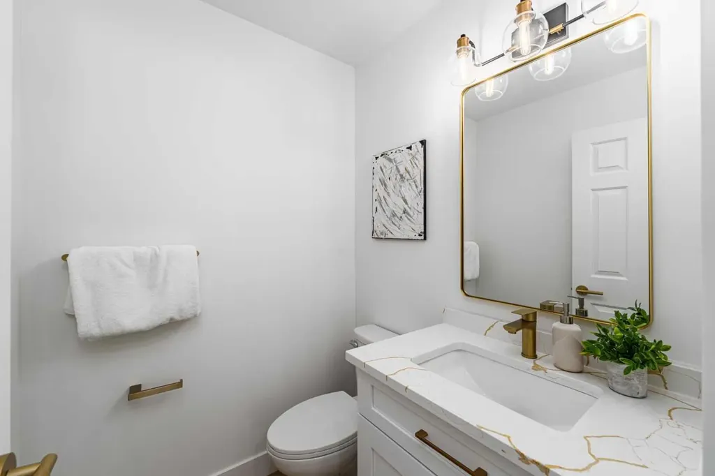 28 Sunlake Circle SE Calgary AB T2X 3J2