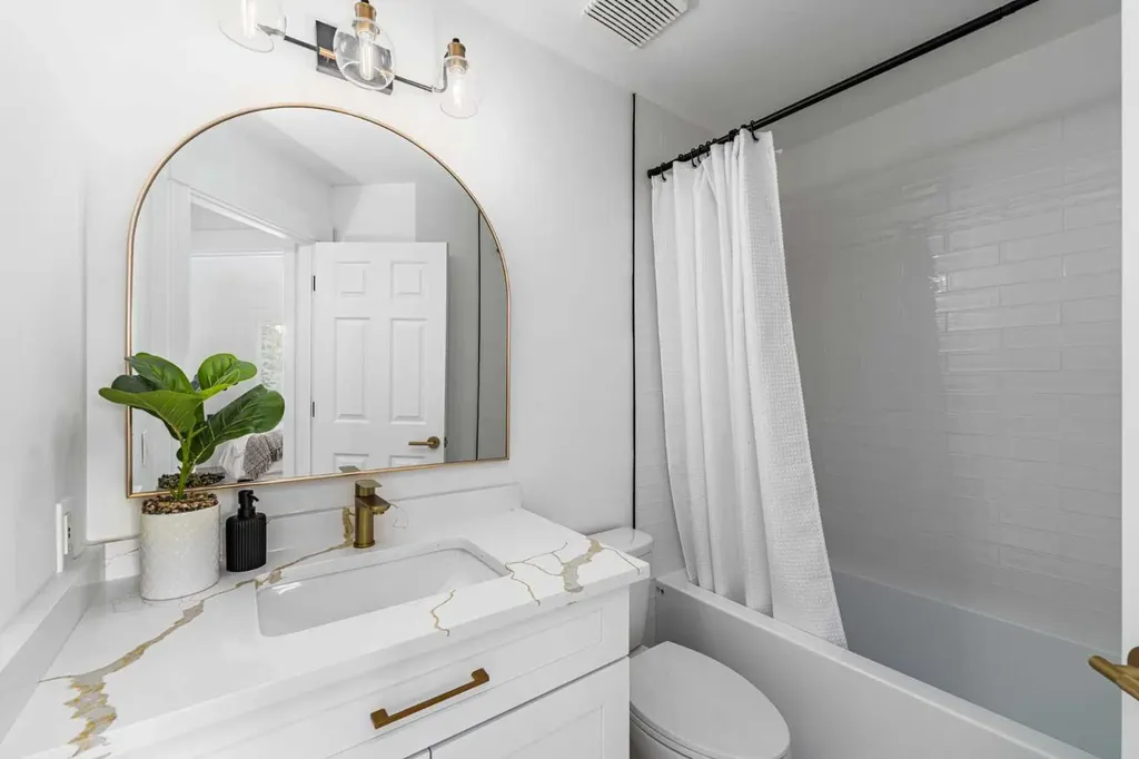 28 Sunlake Circle SE Calgary AB T2X 3J2