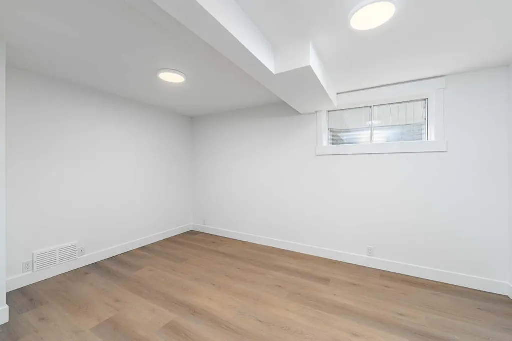 28 Sunlake Circle SE Calgary AB T2X 3J2
