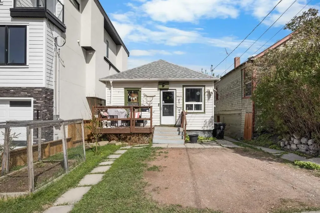 2520 16b Street SW Calgary AB T2T 4L9
