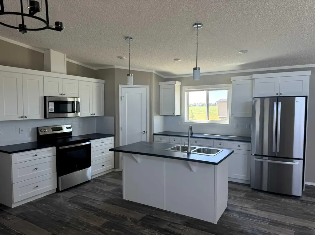7037 & 7049 48 Street Taber AB T1G 0G7