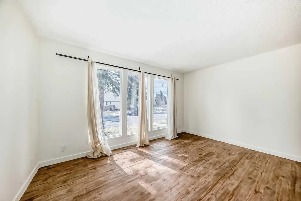 25 Erin Ridge Road SE Calgary AB T2B 2W2