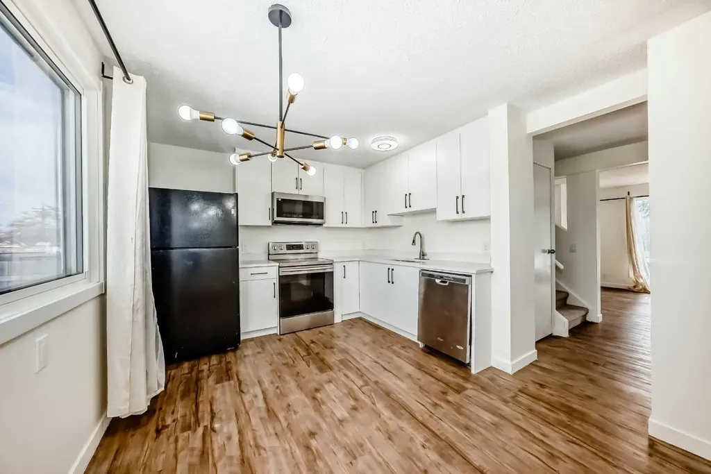 25 Erin Ridge Road SE Calgary AB T2B 2W2