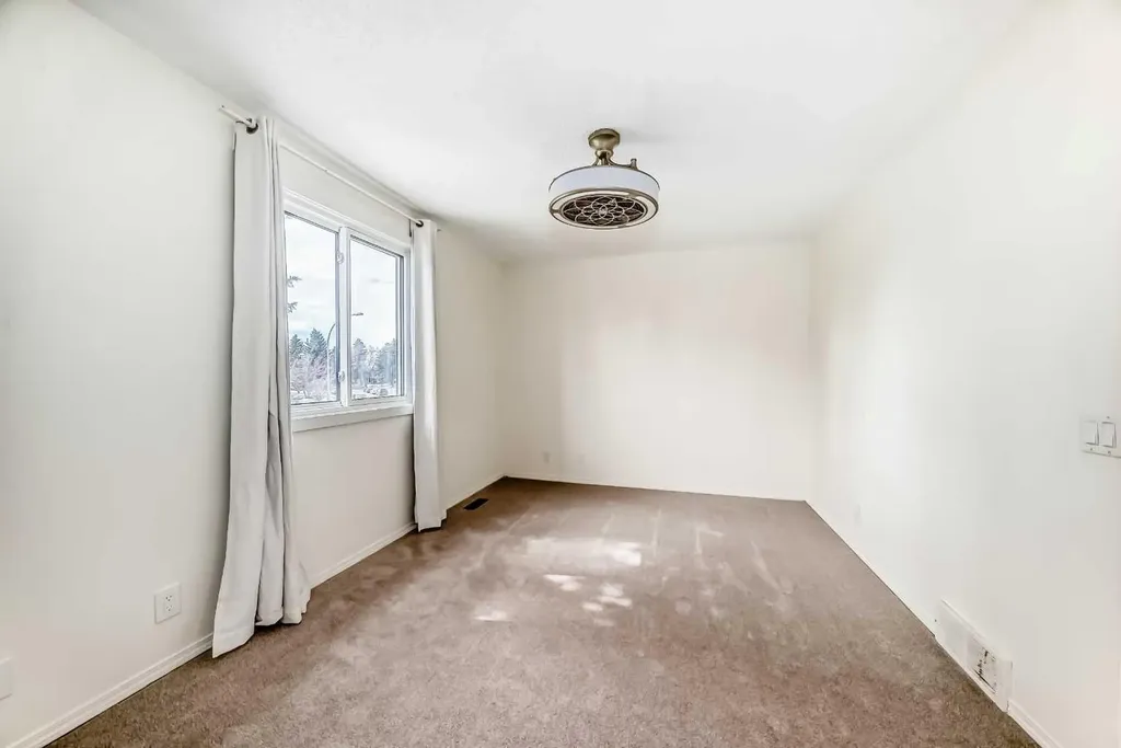 25 Erin Ridge Road SE Calgary AB T2B 2W2