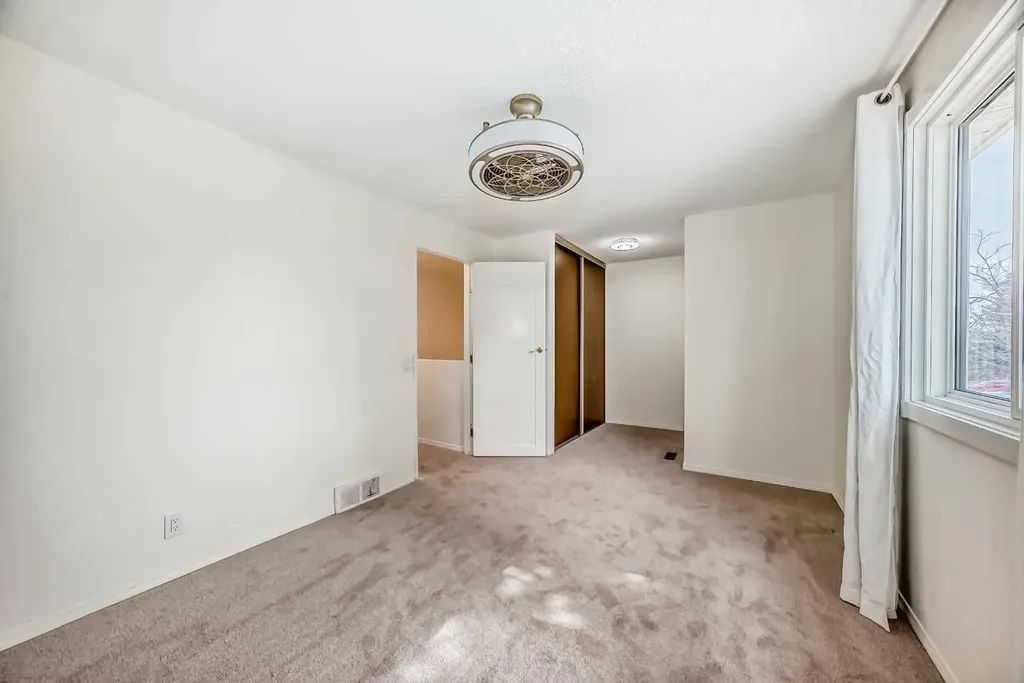 25 Erin Ridge Road SE Calgary AB T2B 2W2