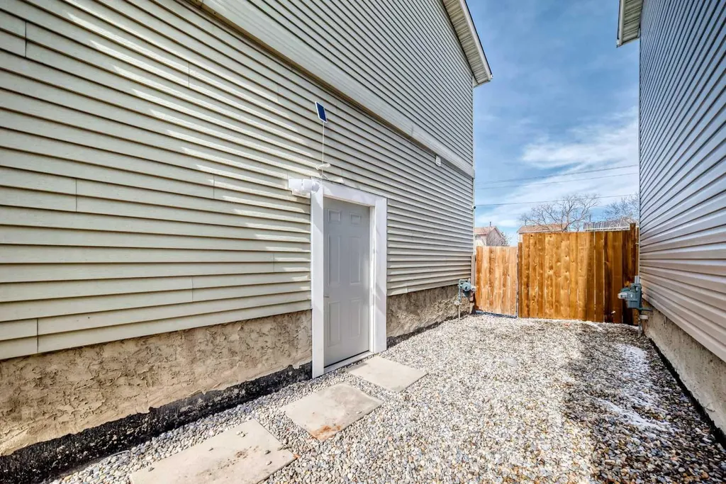 25 Erin Ridge Road SE Calgary AB T2B 2W2