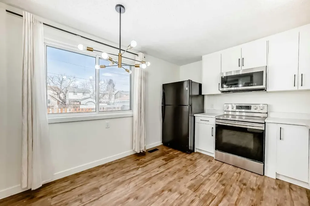 25 Erin Ridge Road SE Calgary AB T2B 2W2