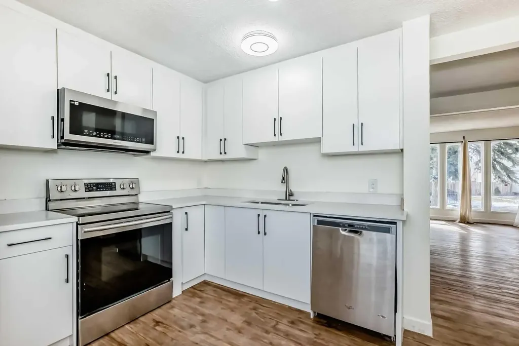 25 Erin Ridge Road SE Calgary AB T2B 2W2