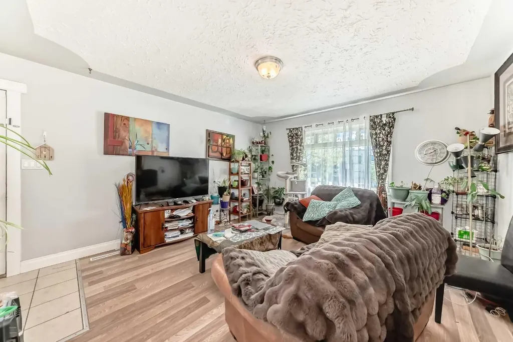 4004 7 Avenue SW Calgary AB t3c0e1