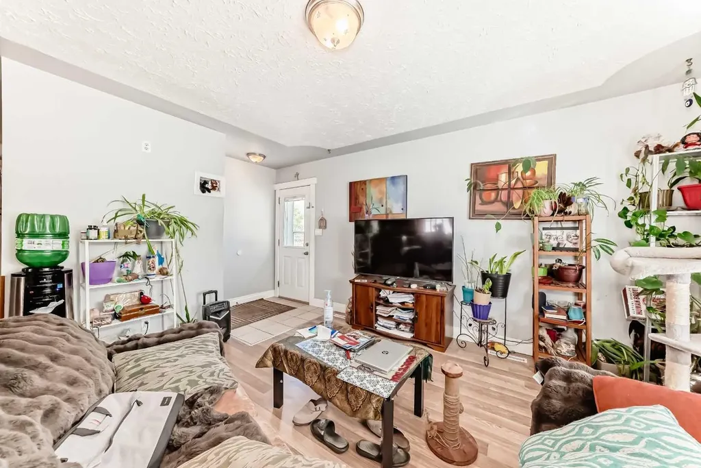 4004 7 Avenue SW Calgary AB t3c0e1