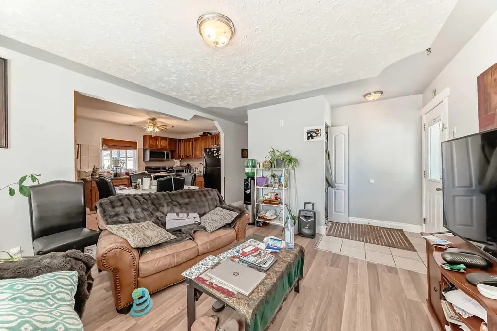 4004 7 Avenue SW Calgary AB t3c0e1