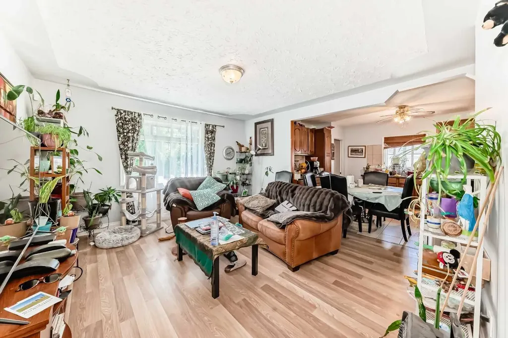 4004 7 Avenue SW Calgary AB t3c0e1
