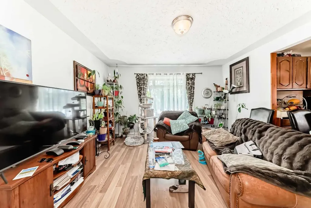 4004 7 Avenue SW Calgary AB t3c0e1