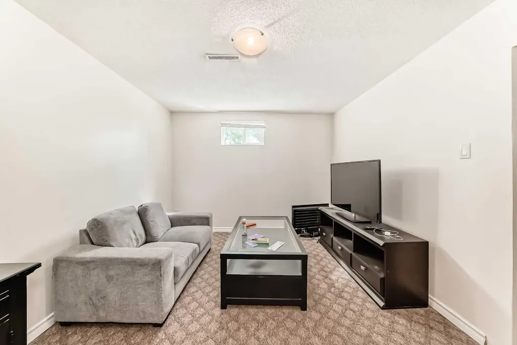 4004 7 Avenue SW Calgary AB t3c0e1