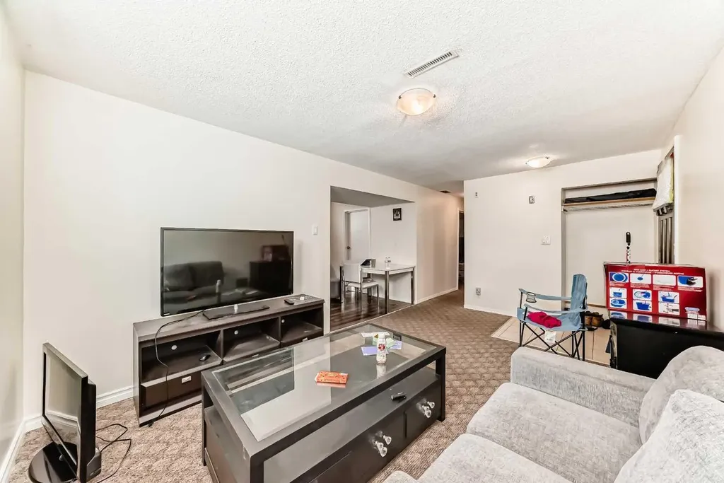 4004 7 Avenue SW Calgary AB t3c0e1