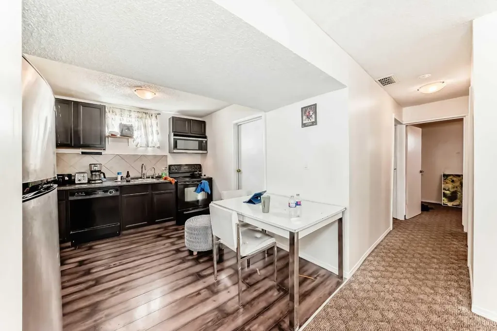 4004 7 Avenue SW Calgary AB t3c0e1