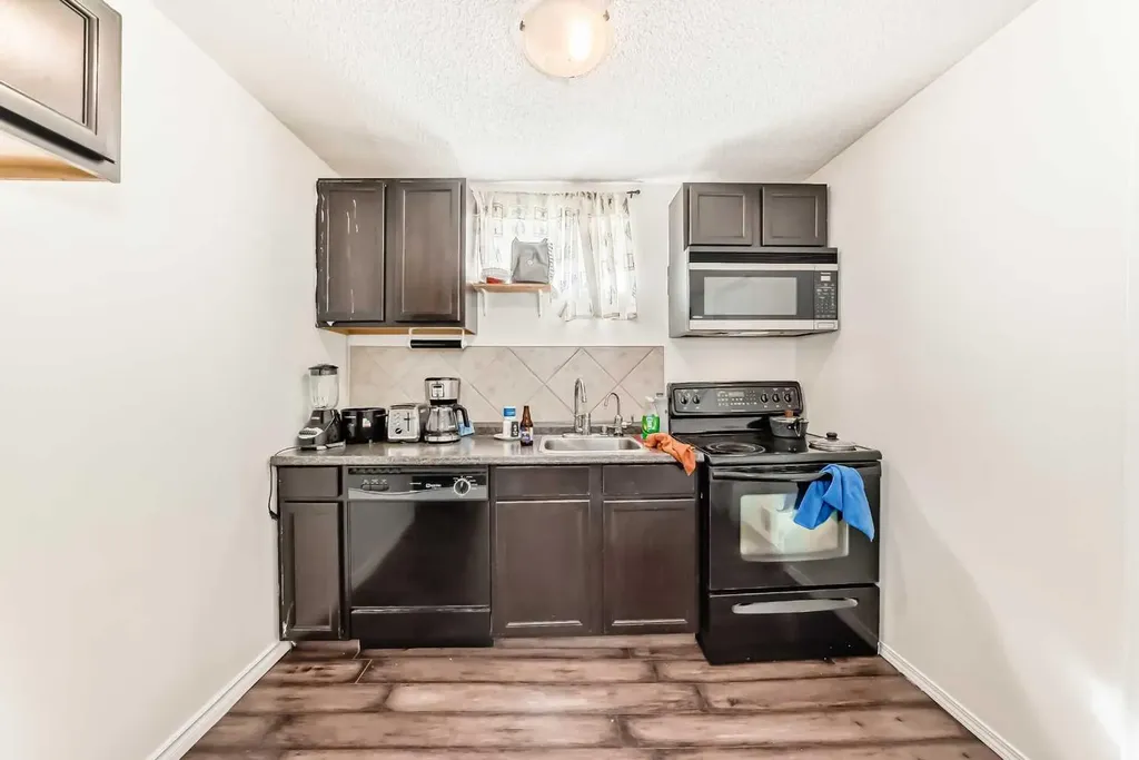 4004 7 Avenue SW Calgary AB t3c0e1